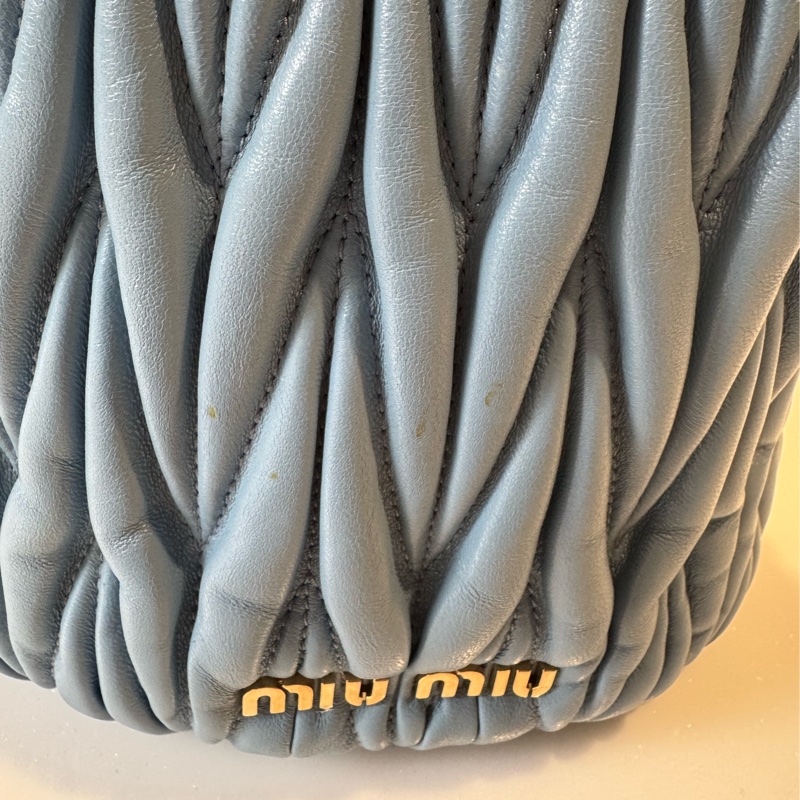 miu miu 灰藍色經典皺褶水桶包-3