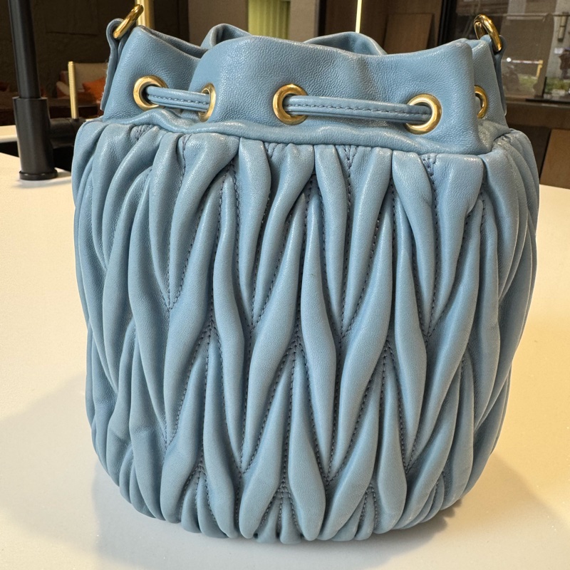 miu miu 灰藍色經典皺褶水桶包-4