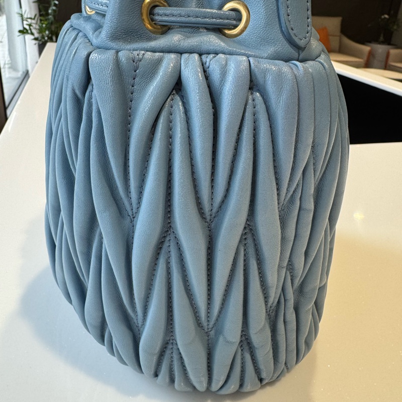 miu miu 灰藍色經典皺褶水桶包-5