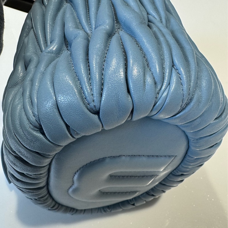 miu miu 灰藍色經典皺褶水桶包-7