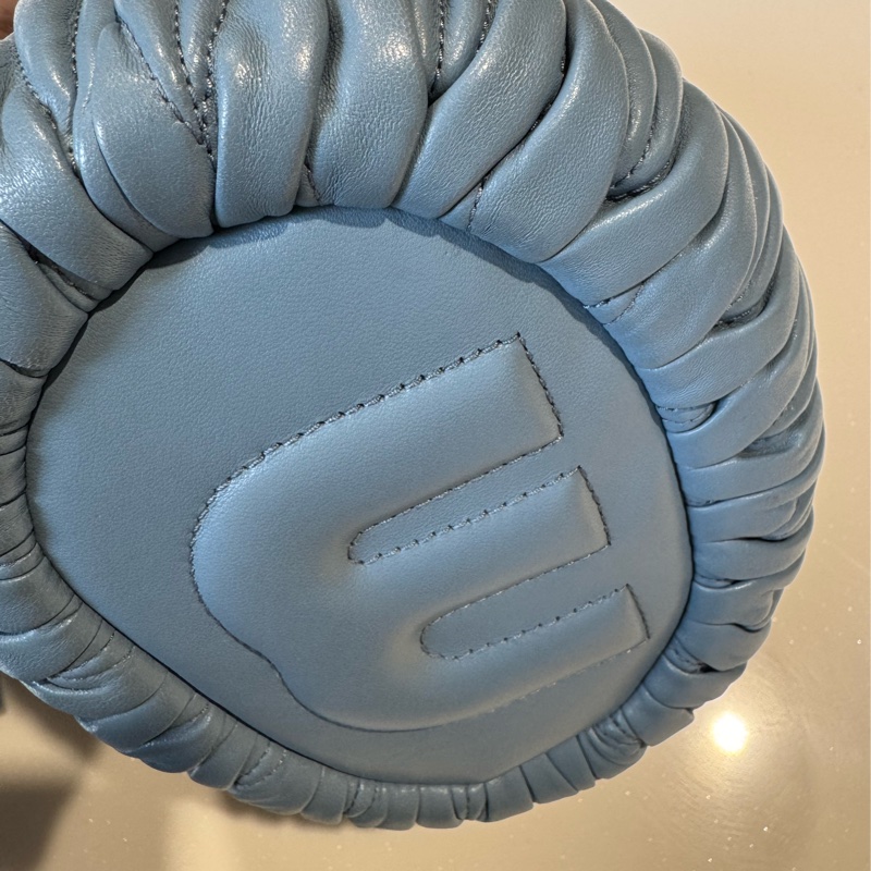 miu miu 灰藍色經典皺褶水桶包-8