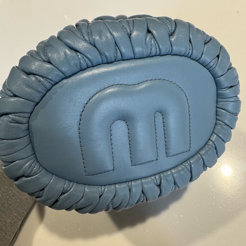 miu miu 灰藍色經典皺褶水桶包-10