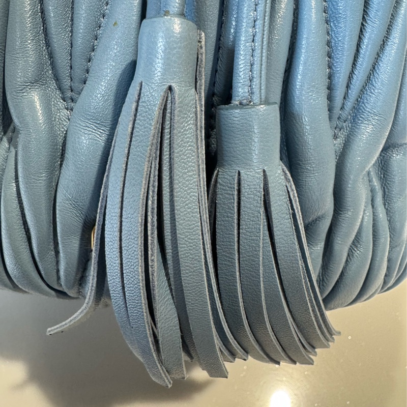 miu miu 灰藍色經典皺褶水桶包-11