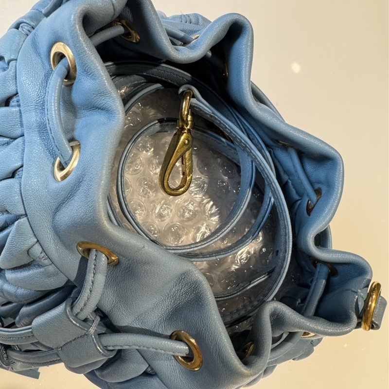 miu miu 灰藍色經典皺褶水桶包-12