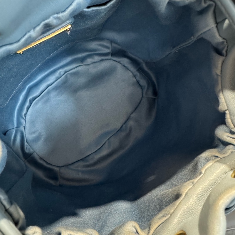 miu miu 灰藍色經典皺褶水桶包-13