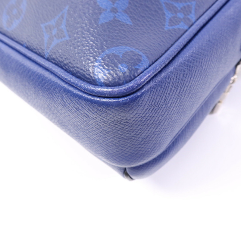 LOUIS VUITTON Taiga/Monogram Outdoor Messenger銀扣肩背袋-11