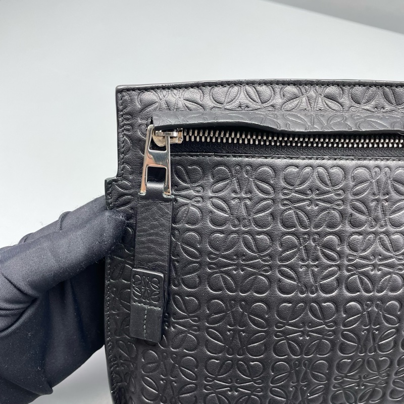 LOEWE羅意威黑色壓花手拿包30*20*4cm附件：無附件-9