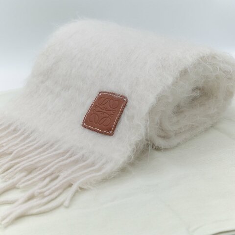 Loewe 羅威 Anagram  白色馬海毛 羊毛混紡標誌壓紋圍巾