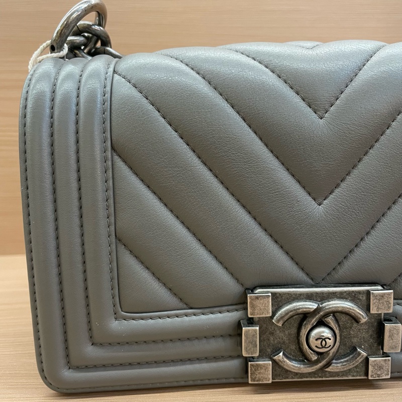 Chanel|香奈儿 灰色V纹Leboy 光面牛皮-7