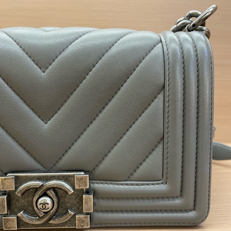 Chanel|香奈儿 灰色V纹Leboy 光面牛皮-8