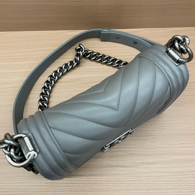 Chanel|香奈儿 灰色V纹Leboy 光面牛皮-9