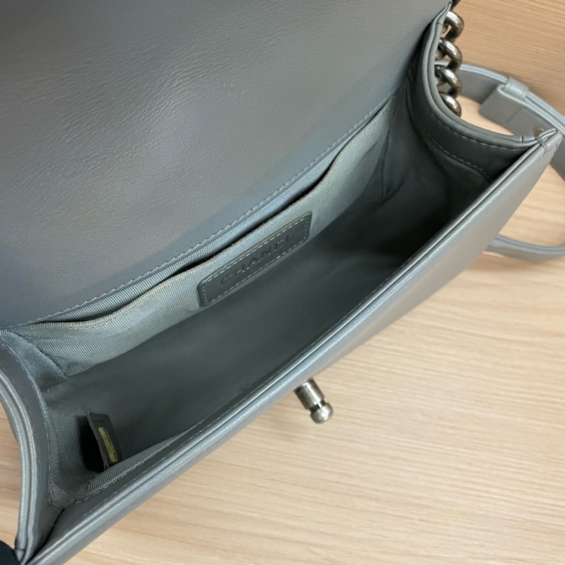 Chanel|香奈儿 灰色V纹Leboy 光面牛皮-11