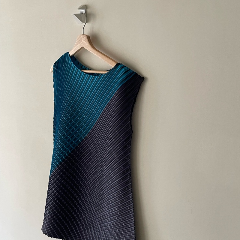 PP 三宅一生 斜摺 躍動 藍黑拼色不規則長版上衣 可當無袖短洋裝-2