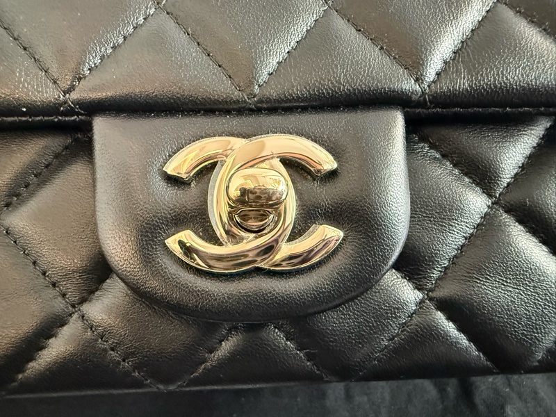 二手CHANEL黑色小羊皮菱格紋淡金扣20cm Mini COCO口蓋包A69900-1