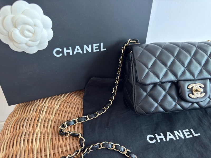 二手CHANEL黑色小羊皮菱格紋淡金扣20cm Mini COCO口蓋包A69900-2