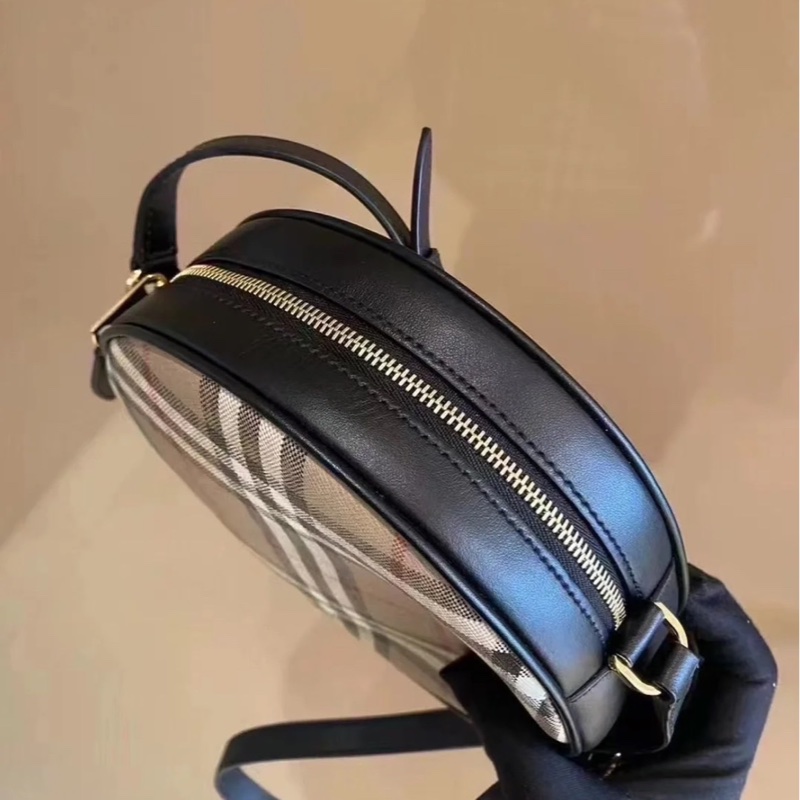 Burberry 經典格紋斜背圓餅包.黑邊-4