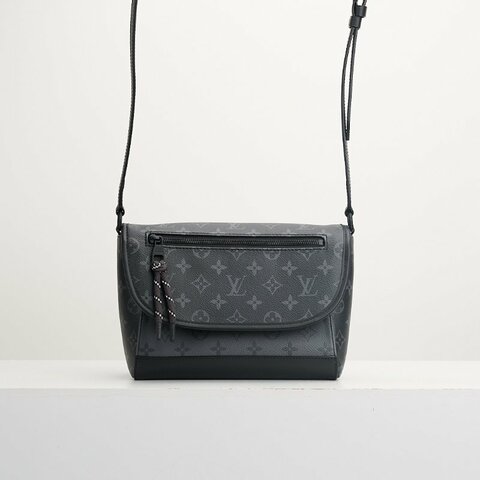 二手Lv Pulse M12681黑武士郵差包/晶片款