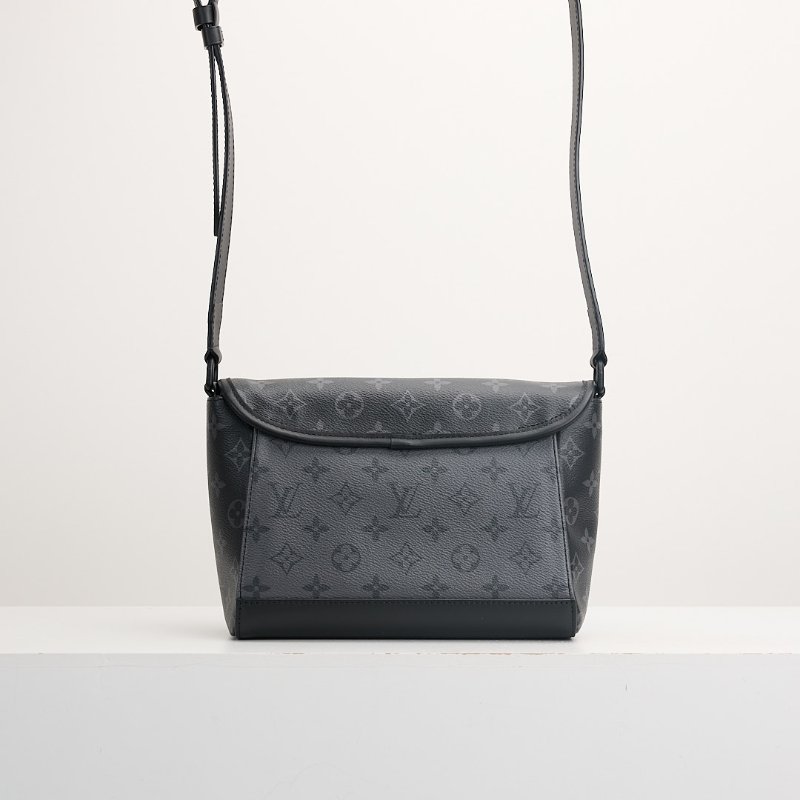 二手Lv Pulse M12681黑武士郵差包/晶片款-1