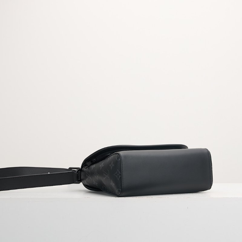 二手Lv Pulse M12681黑武士郵差包/晶片款-2