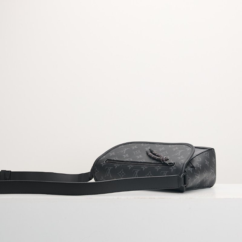 二手Lv Pulse M12681黑武士郵差包/晶片款-3