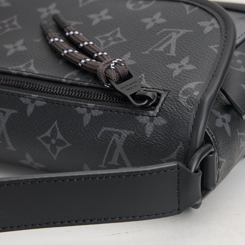 二手Lv Pulse M12681黑武士郵差包/晶片款-4