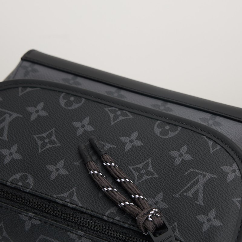 二手Lv Pulse M12681黑武士郵差包/晶片款-5