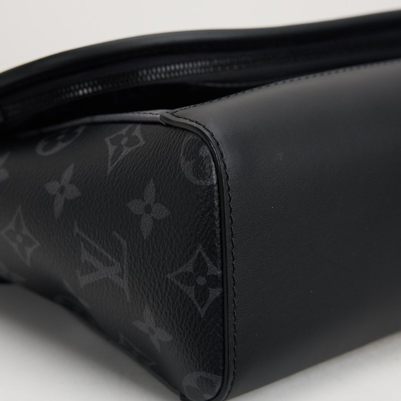 二手Lv Pulse M12681黑武士郵差包/晶片款-8