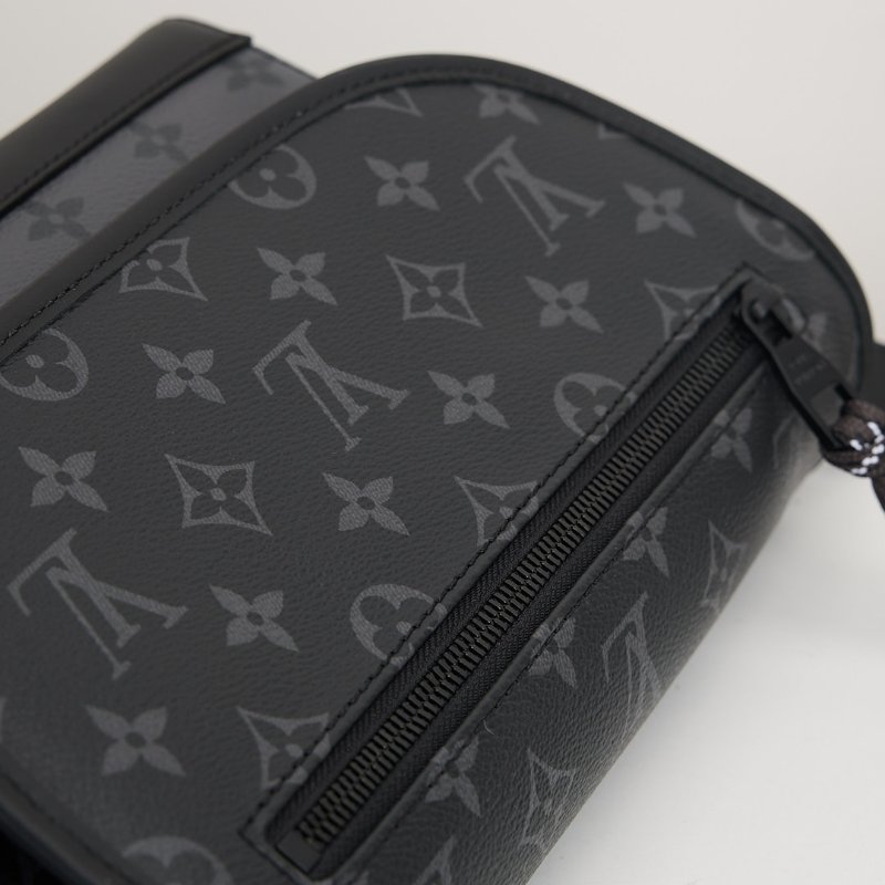 二手Lv Pulse M12681黑武士郵差包/晶片款-10