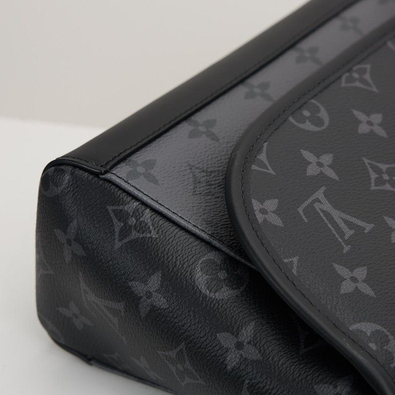 二手Lv Pulse M12681黑武士郵差包/晶片款-11