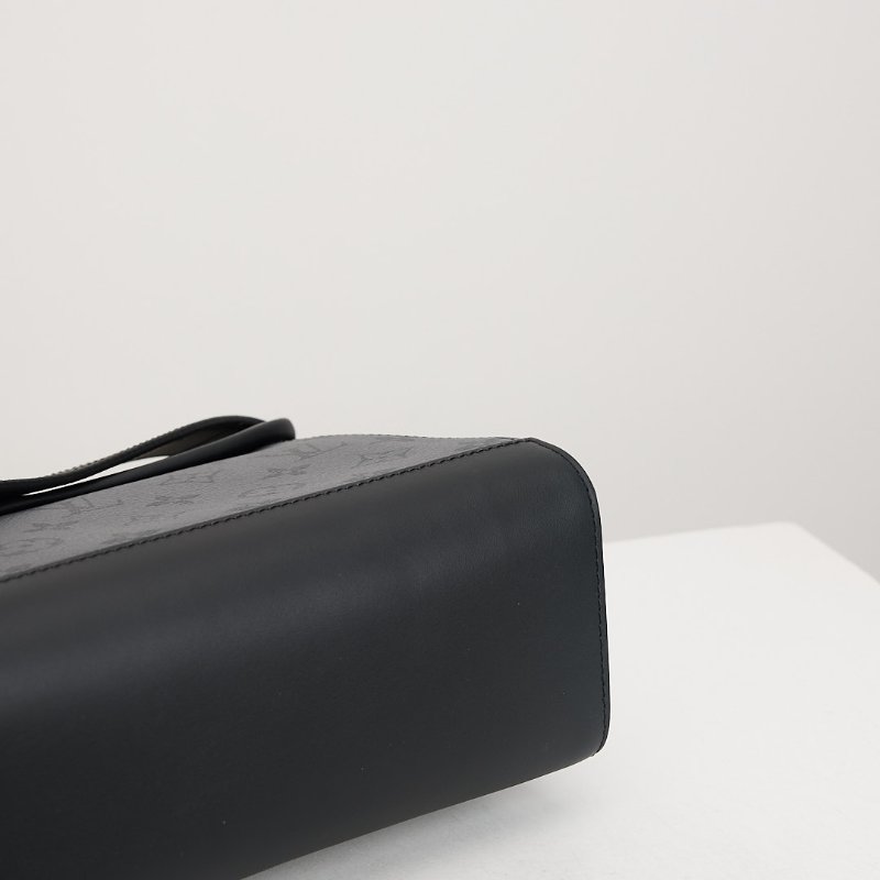 二手Lv Pulse M12681黑武士郵差包/晶片款-12