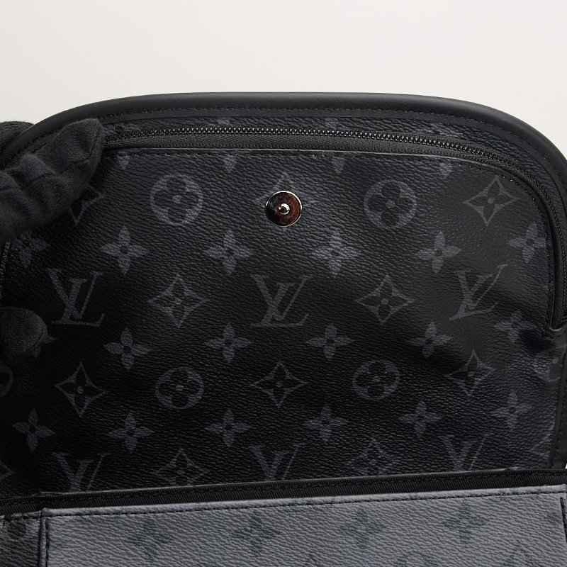 二手Lv Pulse M12681黑武士郵差包/晶片款-21