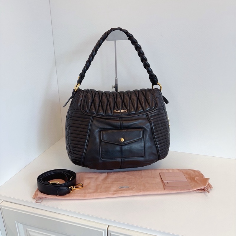 【98新🆕】MiuMiu 黑金雙口袋機車大元寶Hobo 單肩包-1