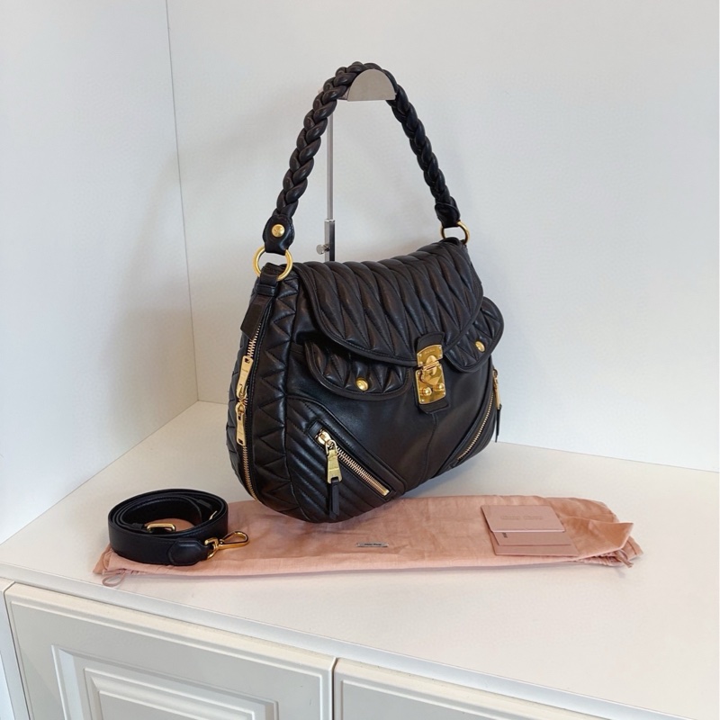【98新🆕】MiuMiu 黑金雙口袋機車大元寶Hobo 單肩包-2