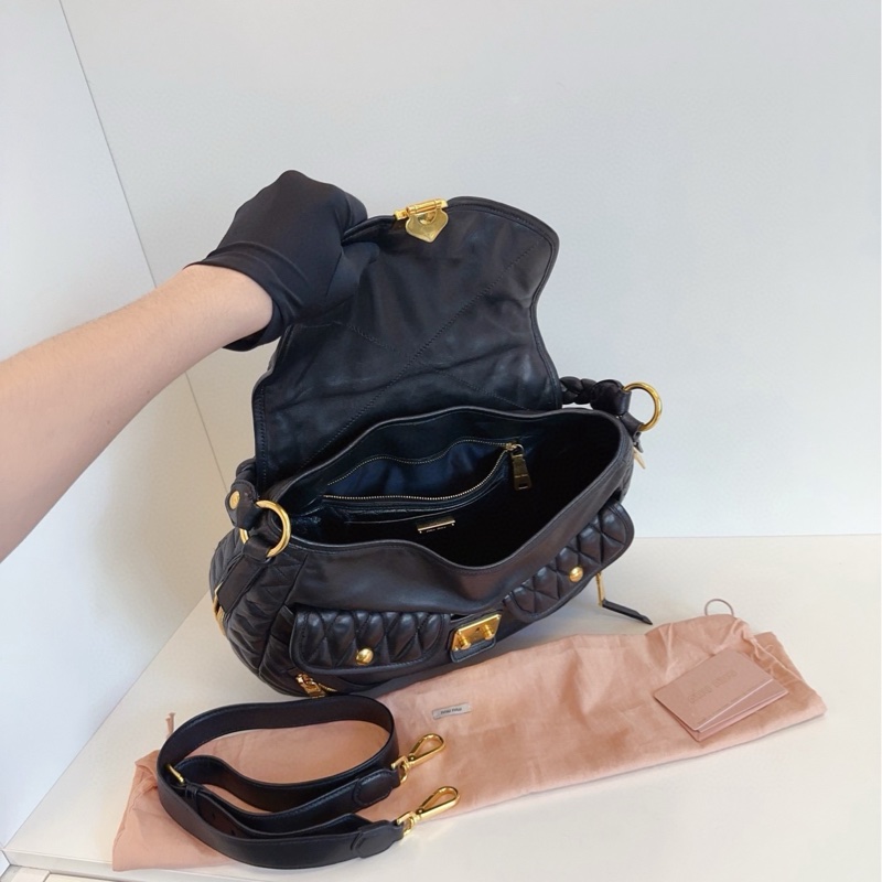 【98新🆕】MiuMiu 黑金雙口袋機車大元寶Hobo 單肩包-7