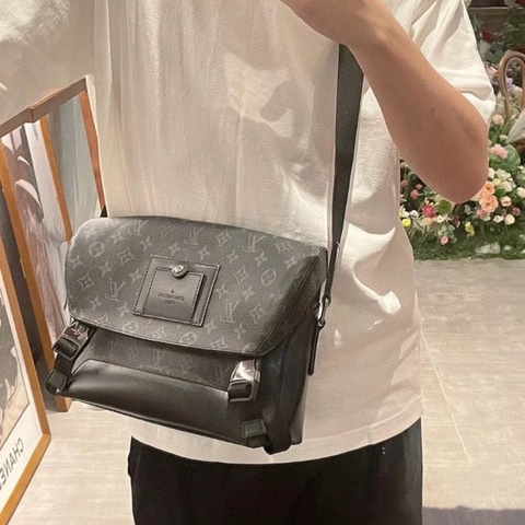 【型男必備🖤🕴🏻容量超大✨全網最低價】LV Voyager 黑花男士郵差包 黑武士 小號 單肩包｜斜背包
