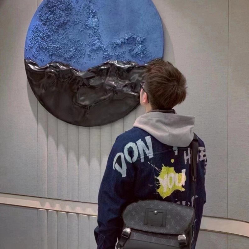 【型男必備🖤🕴🏻容量超大✨全網最低價】LV Voyager 黑花男士郵差包 黑武士 小號 單肩包|斜背包-1