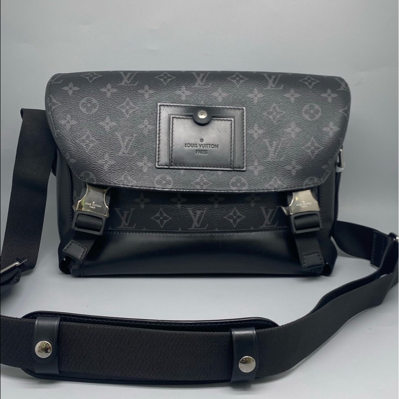 【型男必備🖤🕴🏻容量超大✨全網最低價】LV Voyager 黑花男士郵差包 黑武士 小號 單肩包|斜背包-2