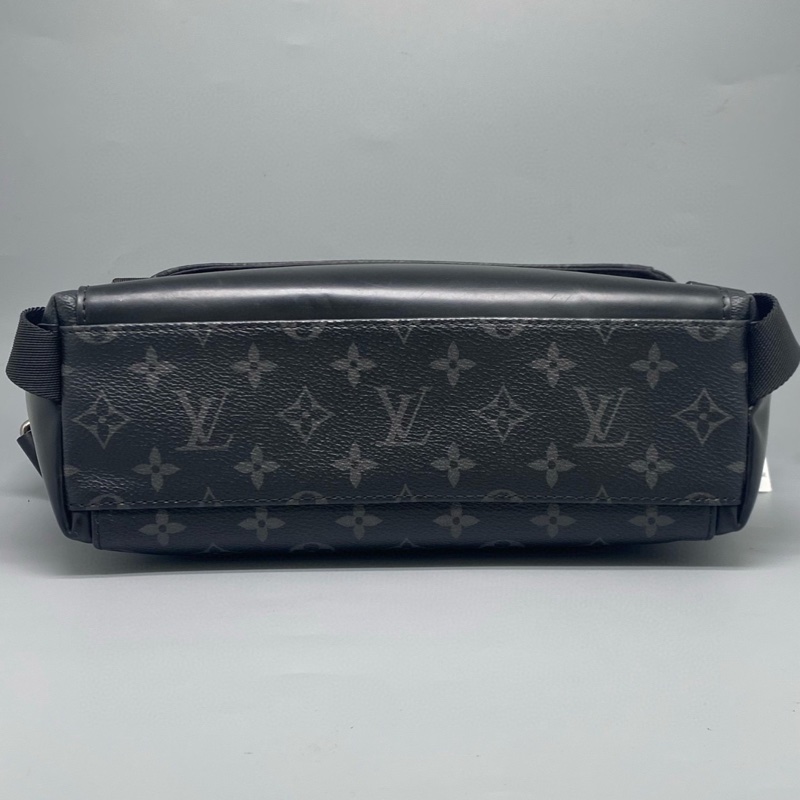 【型男必備🖤🕴🏻容量超大✨全網最低價】LV Voyager 黑花男士郵差包 黑武士 小號 單肩包|斜背包-4