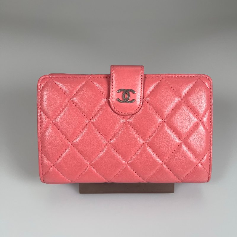 CHANEL 對開短夾羊皮粉 保卡款16開-0