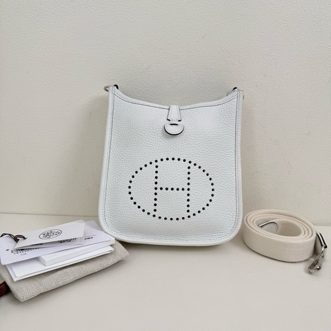 Hermes 愛馬仕 伊芙琳 奶昔白 mini銀扣 尺寸：長寬高 17*18*5.5cm