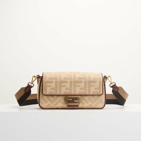 Fendi 中號刺繡法棍包/奶茶棕色