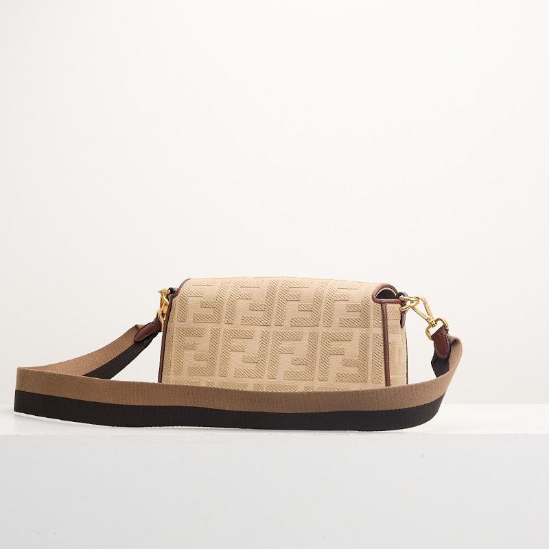 Fendi 中號刺繡法棍包/奶茶棕色-1