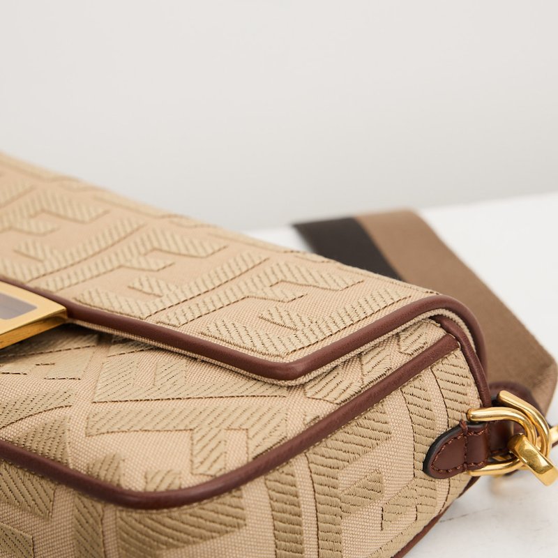 Fendi 中號刺繡法棍包/奶茶棕色-4