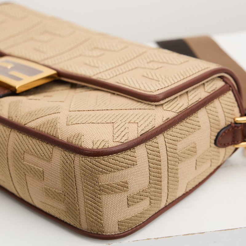 Fendi 中號刺繡法棍包/奶茶棕色-5