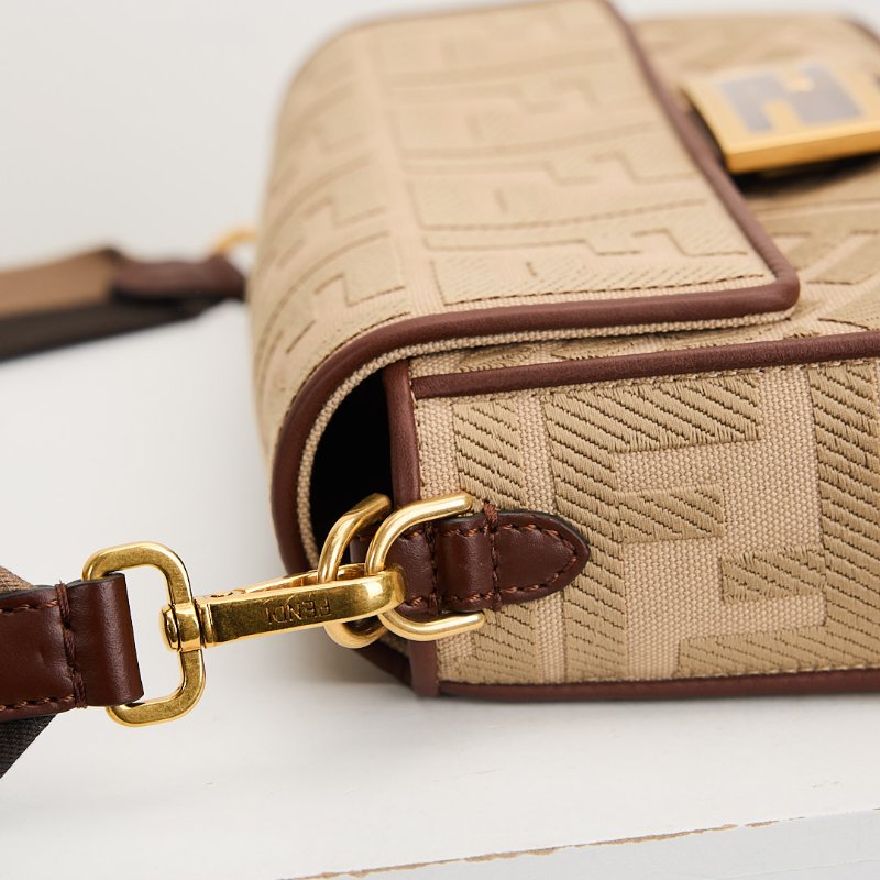 Fendi 中號刺繡法棍包/奶茶棕色-7