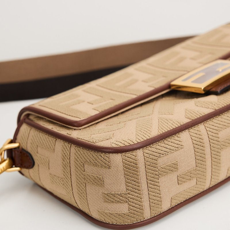Fendi 中號刺繡法棍包/奶茶棕色-8