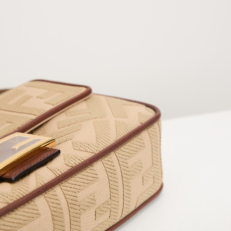 Fendi 中號刺繡法棍包/奶茶棕色-9