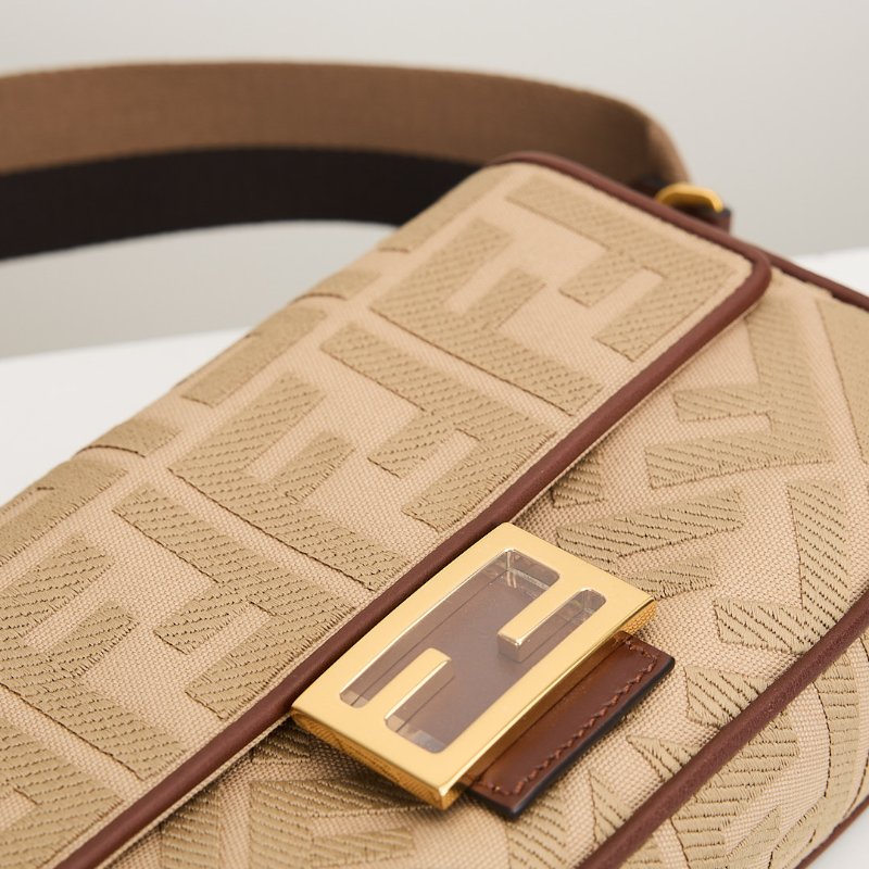 Fendi 中號刺繡法棍包/奶茶棕色-10