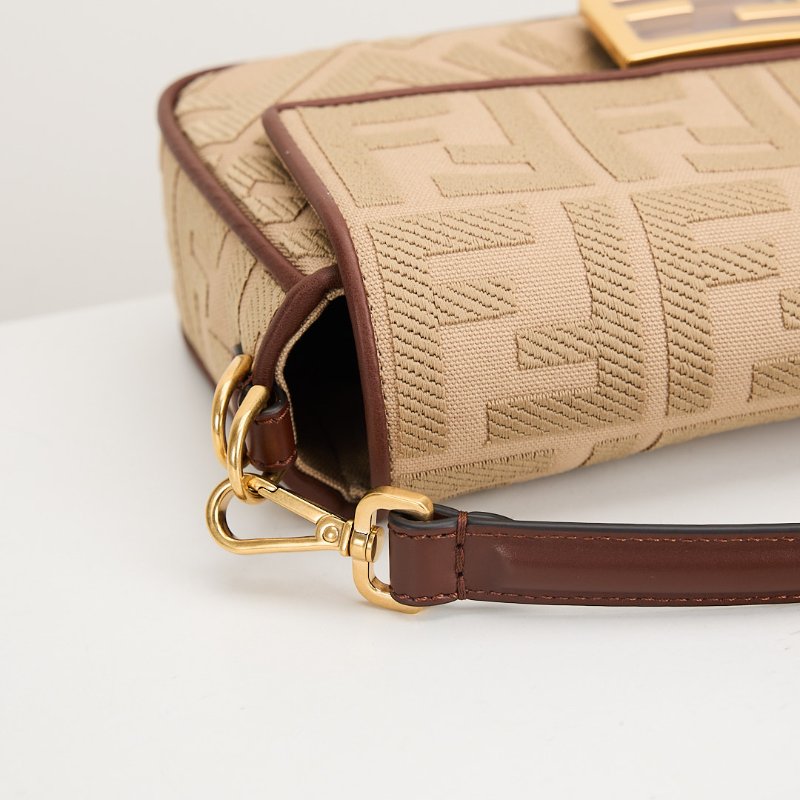 Fendi 中號刺繡法棍包/奶茶棕色-11
