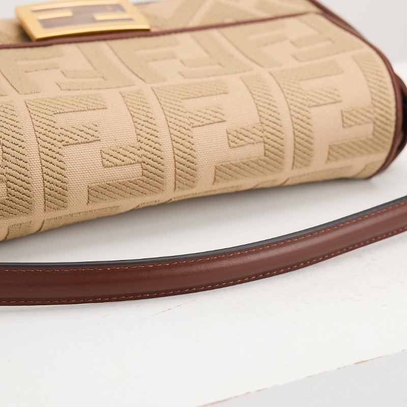 Fendi 中號刺繡法棍包/奶茶棕色-12